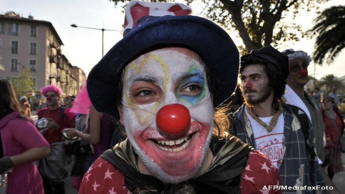 Protestatarii de la summitul G20 s-au dezbracat, ca sa arate ca politicienii iau si camasa de pe ei
