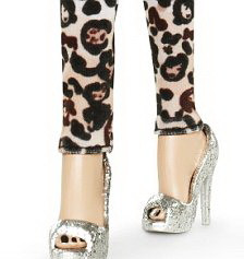 O tanara cheltuieste 20.000 de dolari pe an pentru a arata precum papusa Barbie. Ce operatie urmeaza sa isi mai faca aceasta