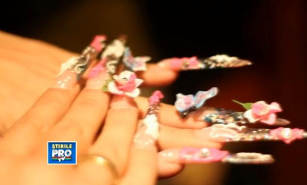 Cum te-ai descurca daca ai avea unghiile asa? Aparitie inedita la o prezentare de moda in Capitala