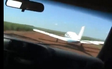 VIDEO. Avion urmarit de o masina de politie. Actiune cu un final la care nu te-ai gandit vreodata