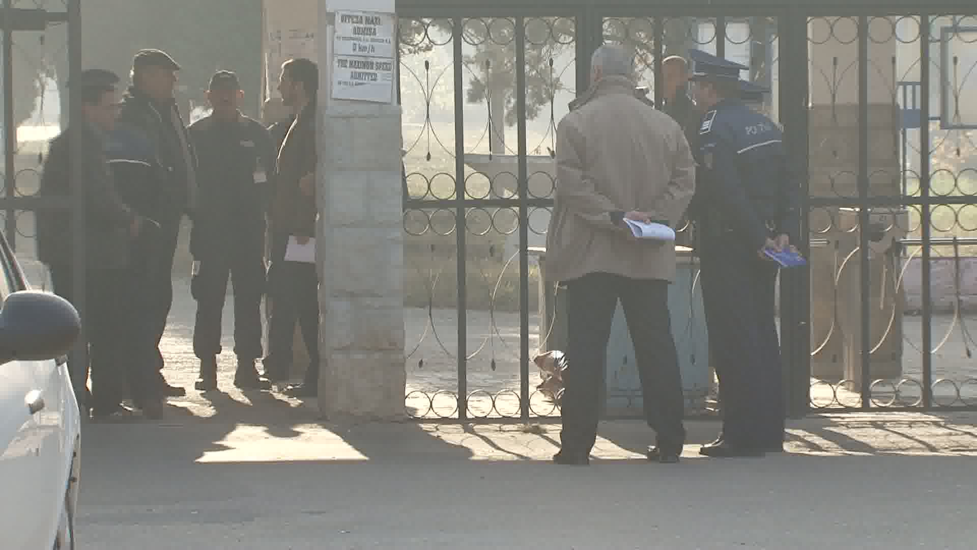 Premiera sindicala. La Orastie, un lider sindical a intrat intr-o fabrica doar escortat de politie