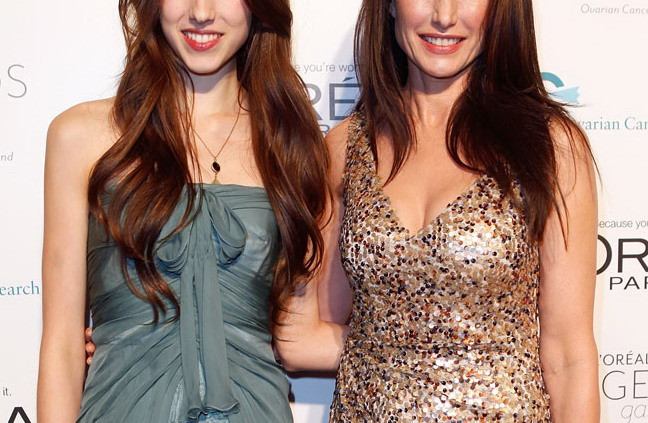 Actrita de 53 de ani care arata mai bine ca fiica de 16 ani. Dovada ca frumusetea nu are varsta