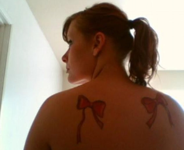 Plina de tatuaje si foarte indrazneata. Imagini necenzurate cu presupusa mama a copilului lui Bieber