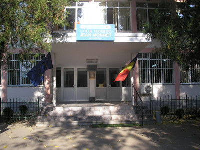 Scandalul "profesorului de la Jean Monnet" ii lasa pe elevii de gimnaziu si liceu fara excursii