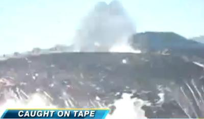 La un pas de a fi inghititi de doi monstrii marini. Vezi momentul