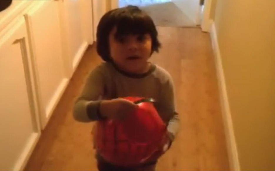 Clipul pe care trebuie sa-l vezi. Cum reactioneaza copiii cand le spui ca le-ai mancat bomboanele