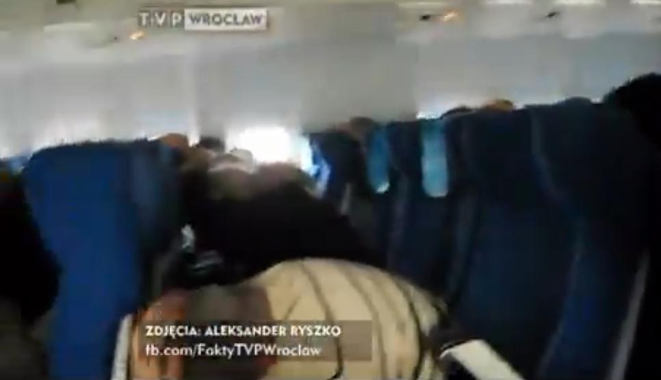 Imagini cu momentele de panica din INTERIORUL avionului care a aterizat "pe burta" in Polonia