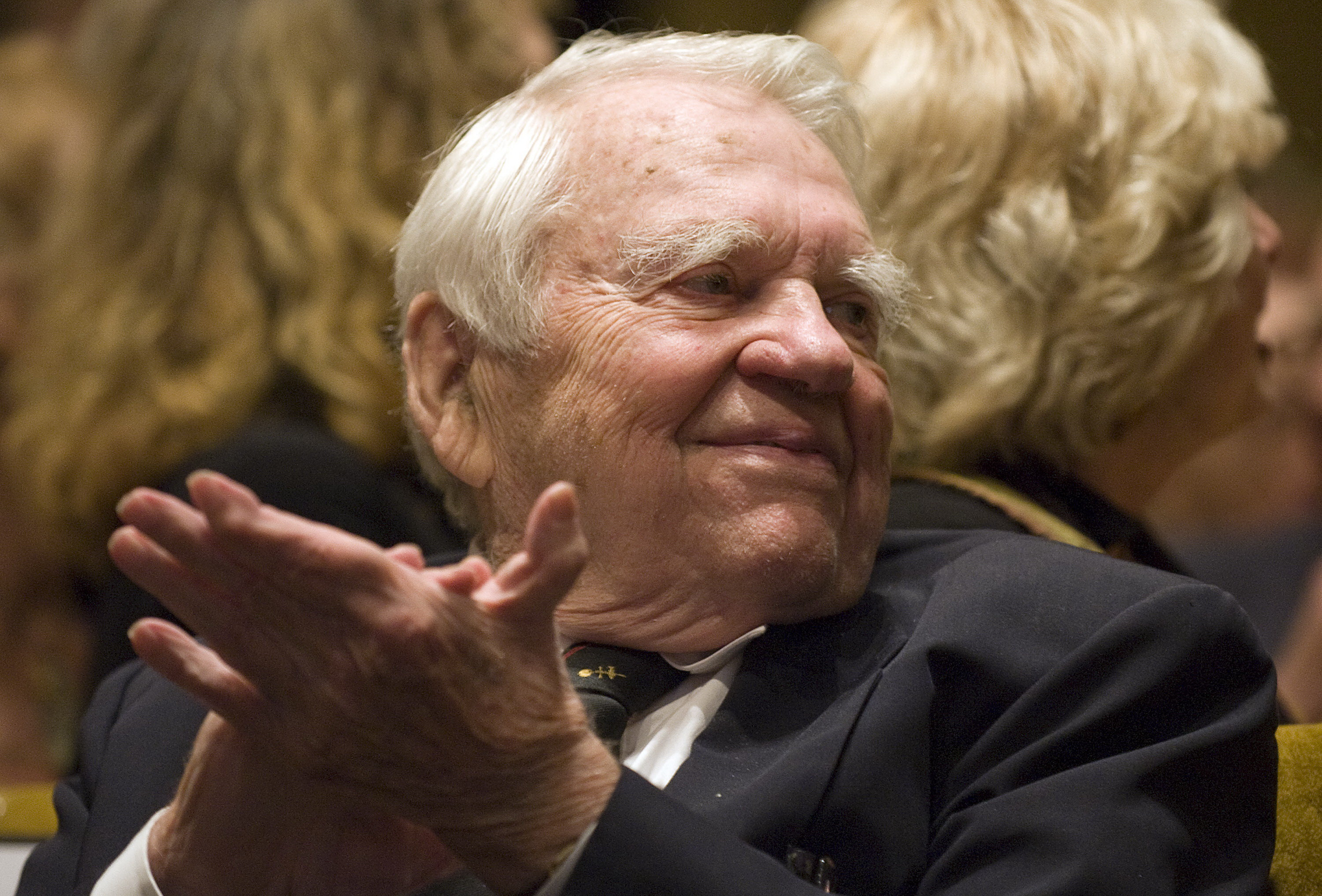 Andy Rooney, unul dintre cei mai mari prezentatori din SUA, a murit. Ultimele sale cuvinte in direct