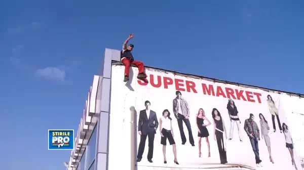 S-a cocotat pe o cladire si a amenintat ca se arunca!