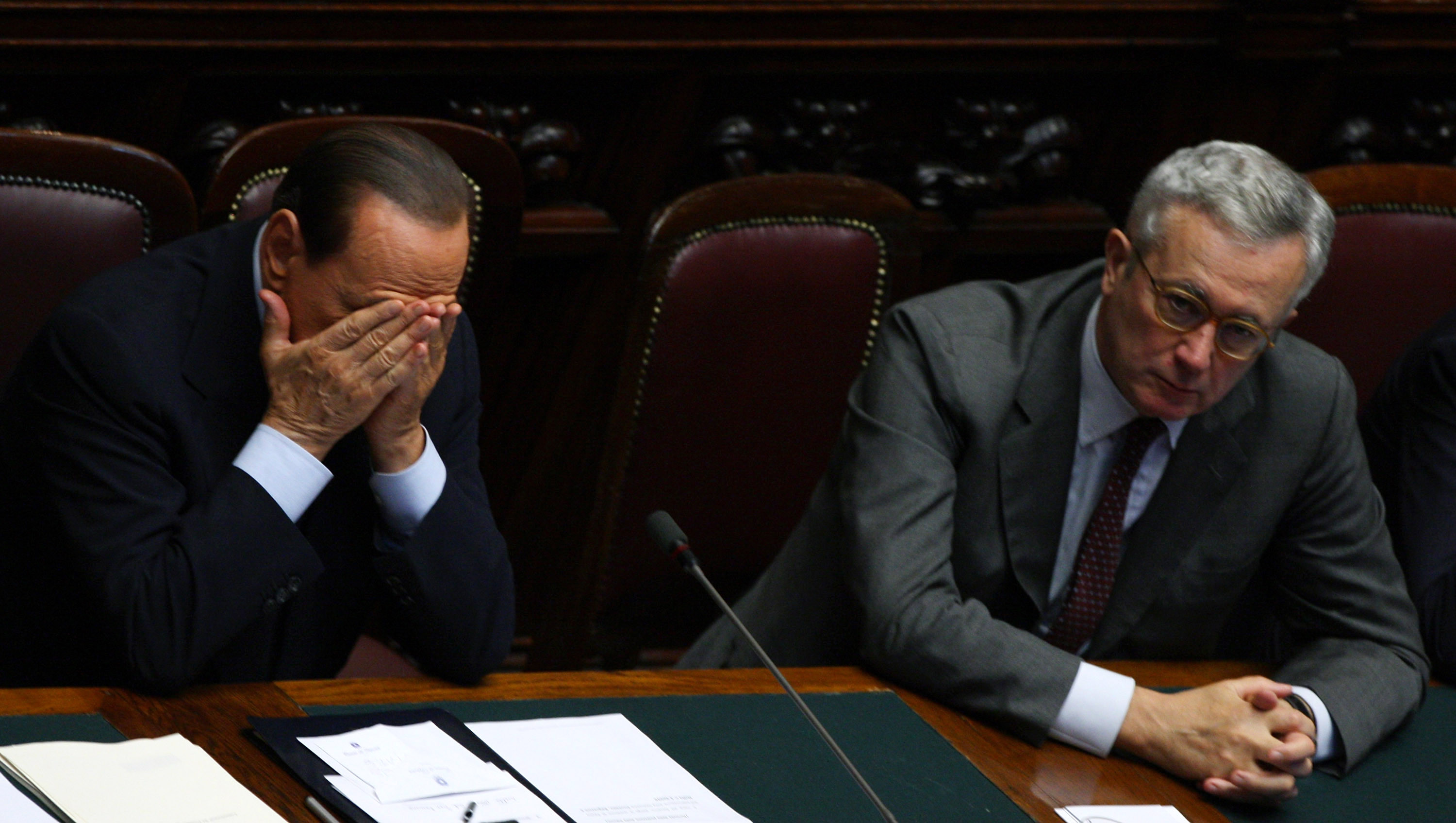 Cand zeci de mii de italieni ii cereau demisia, Berlusconi dormea in timpul summitului de la Cannes