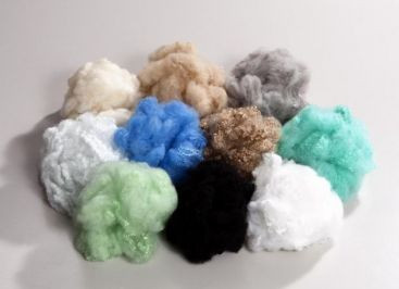 15 PET-uri, transformate intr-un tricou. Romanii care exporta materie prima pentru branduri