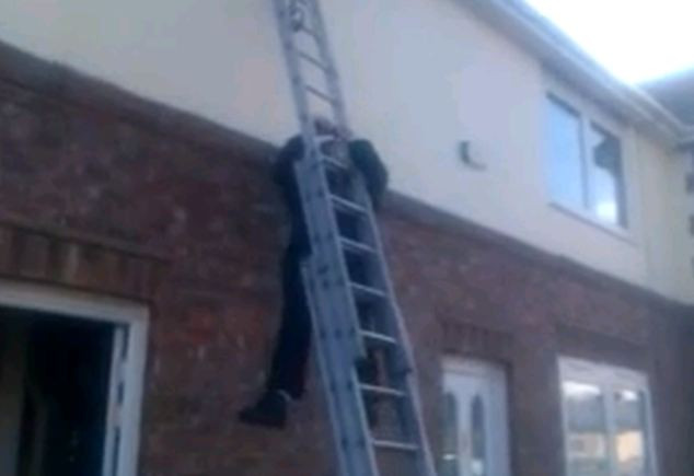 VIDEO. "Dorel" din Marea Britanie. In loc sa-i invete protectia muncii, a facut o gafa antologica