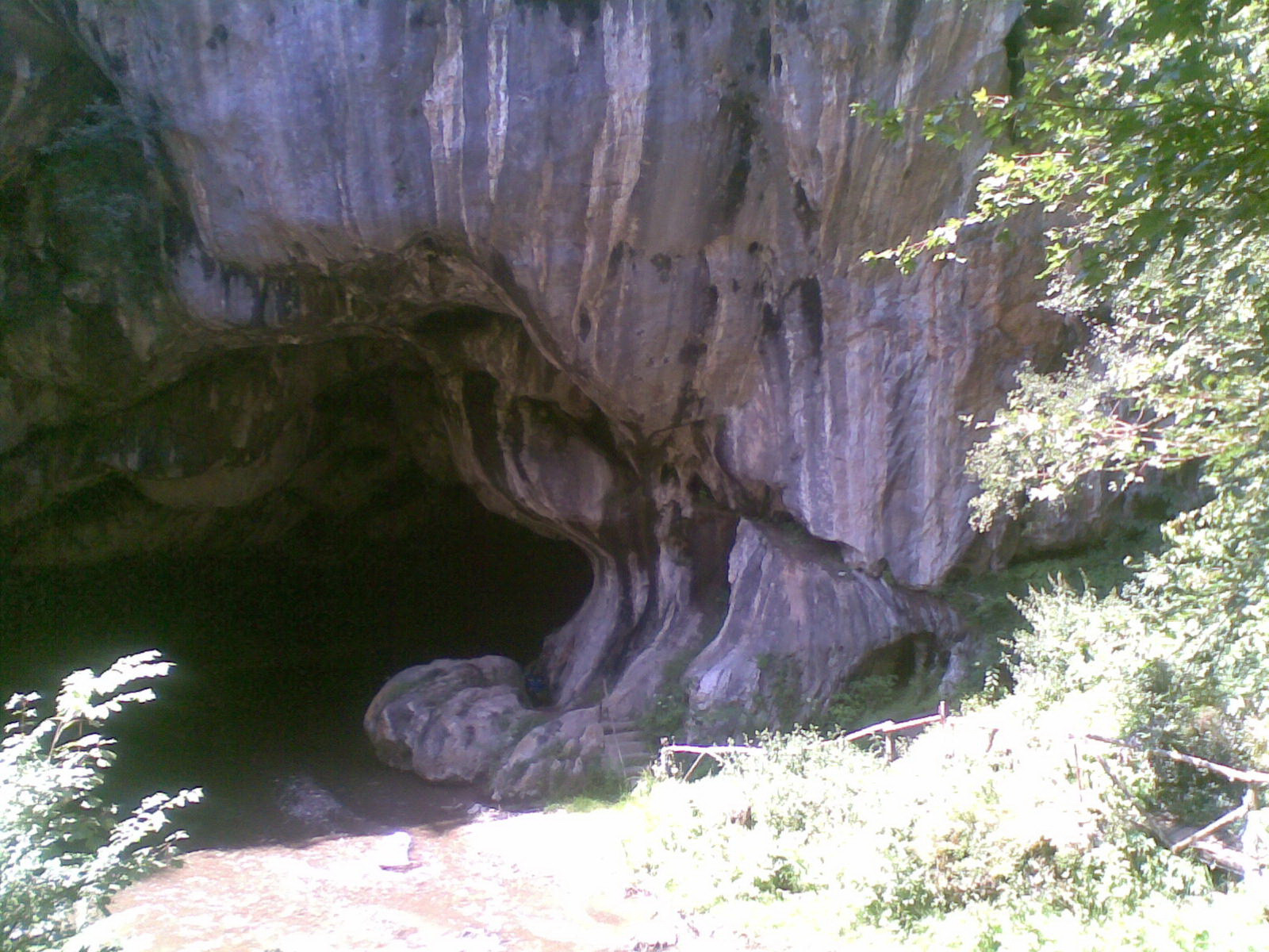 Actorii se muta in subteran. Teatru la Pestera Bolii din Hunedoara