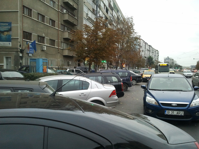 Criza locurilor de parcare face ca tupeul sa-si atinga punctul maxim in Capitala. FOTO