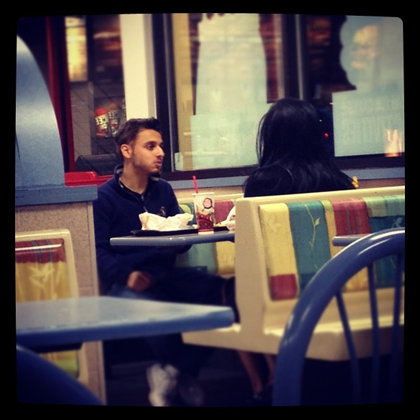 S-au despartit intr-un fast food, iar cearta lor a fost filmata si data LIVE pe net. VIDEO si text