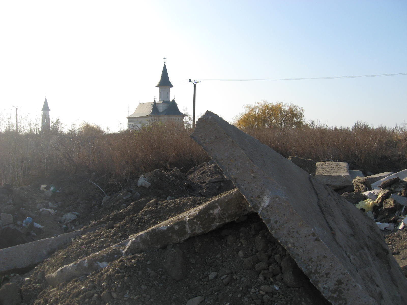 Tone de gunoaie intampina credinciosii si turistii care viziteaza seculara Manastire Gai