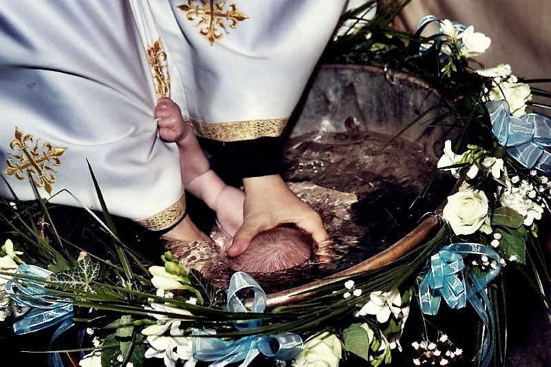 Botez de infarct. Un preot, la un pas sa omoare o fetita in cristelnita: "Nu aveti credinta"