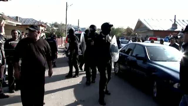 Razboi intre 200 de romi si politisti. O datorie de 5.000 de euro la camatari a ajuns la 75.000