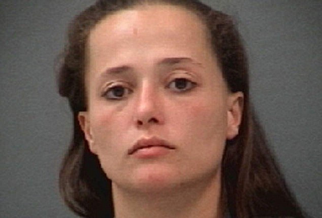 FOTO. Cum a fost transformata o femeie frumoasa de cel mai periculos obicei din lume