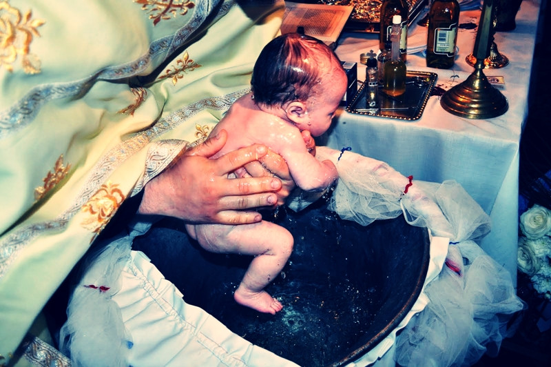 Preotul care era sa omoare o fetita la botez nu e singurul care practica astfel de manevre