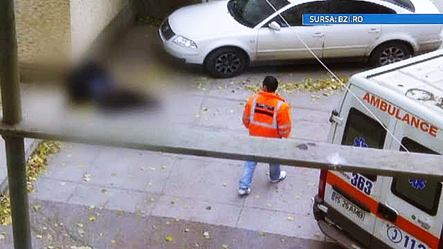 Aceasta lume e nebuna.FOTOGRAFIA care socheaza: un barbat zace in curtea spitalului, langa ambulante