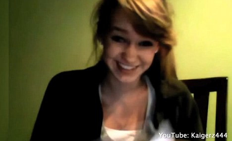 Fata care zambeste intr-un clip tulburator. Mesajul catre mama ei a zguduit internetul. VIDEO