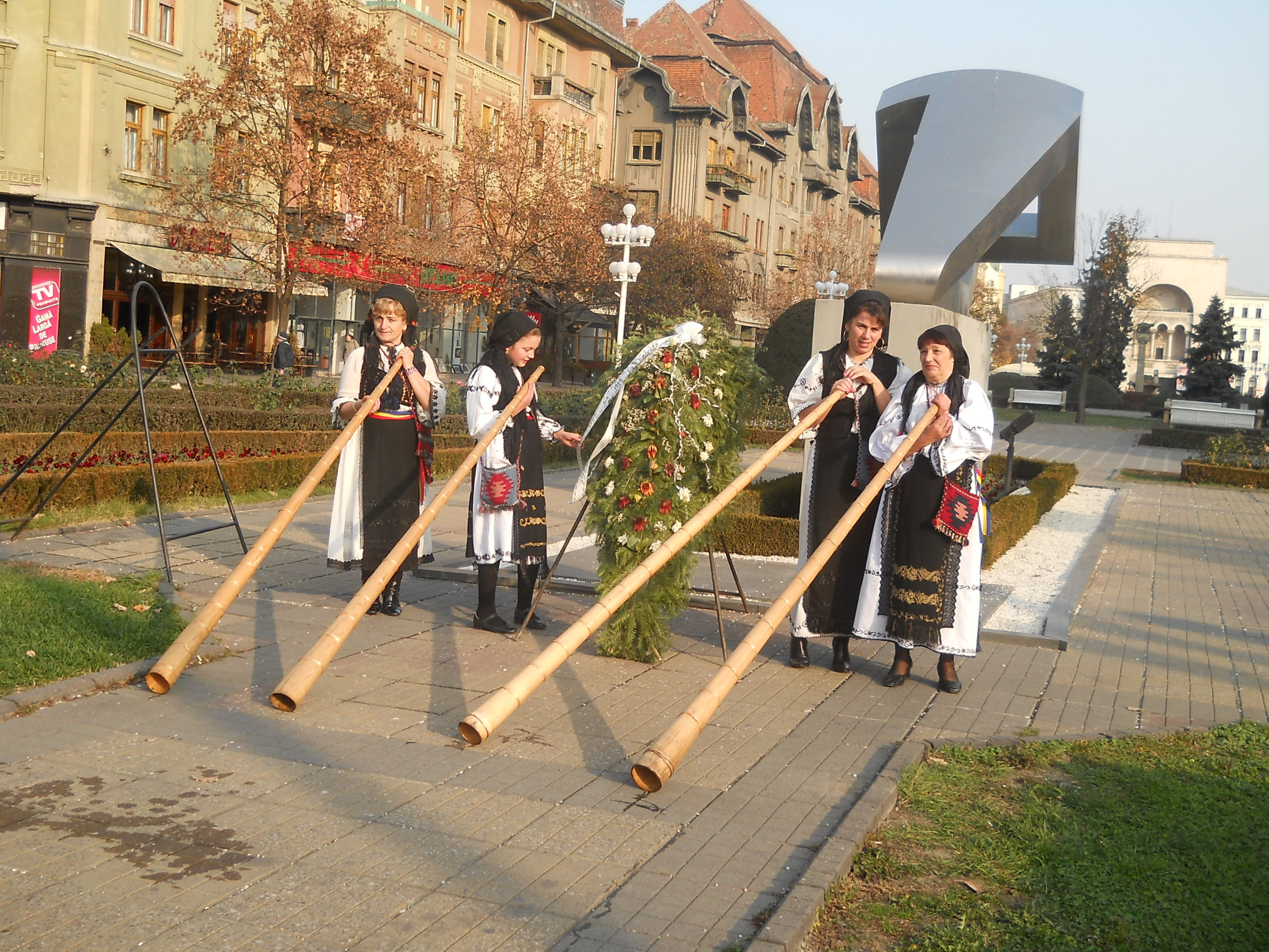 Drum spre indeplinirea ultimei dorinte a lui Brancusi. Au cantat la tulnice in fata catedralei