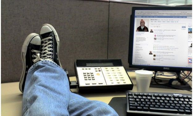 Colegul tau sta prea mult pe Facebook? Afla aici