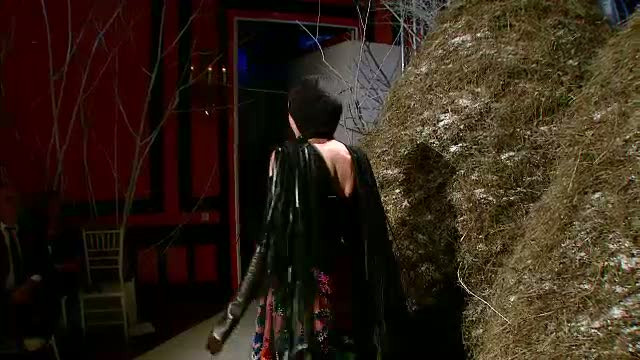 Straiele de sarbatoare ale bunicii, in atentia unui designer de renume. Parada de moda inedita