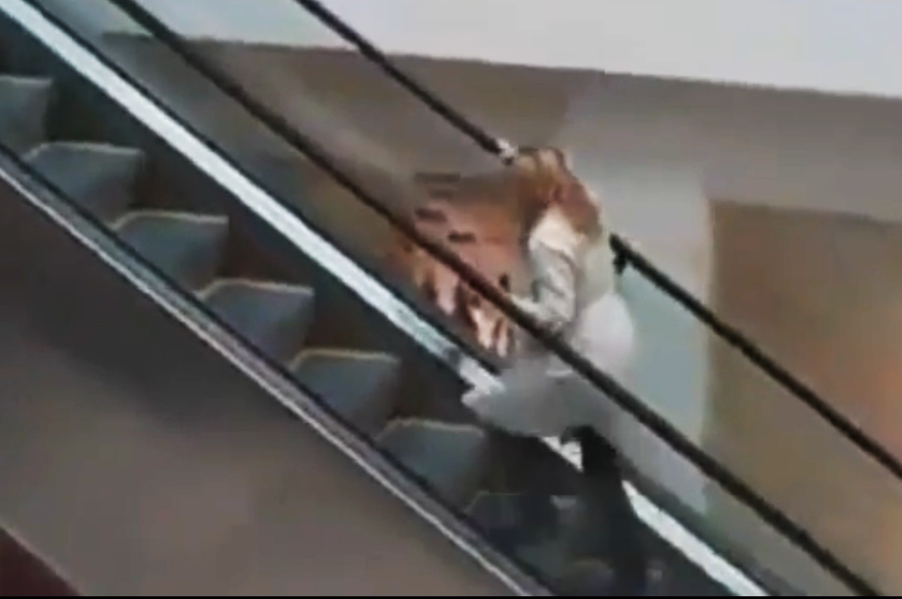 Faza antologica. Iata cum urca o blonda pe o scara rulanta. VIDEO