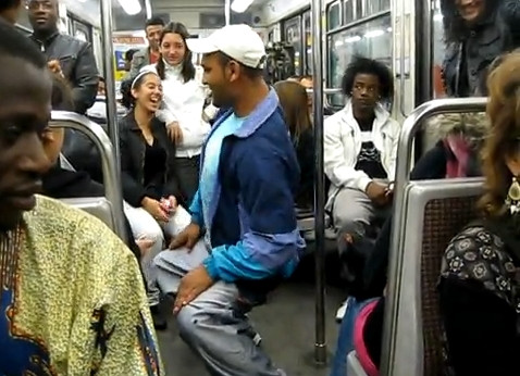 VIDEO. Doi tigani din Romania fac show pe hip-hop si manele, in metroul din Paris