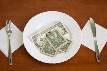 Vrei sa castigi bani pe langa salariu? Lista joburilor cu cele mai mari bacsisuri