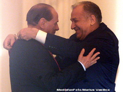 Presedintele Ion Iliescu l-a decorat pe premierul Italiei Silvio Berlusconi cu Ordinul National