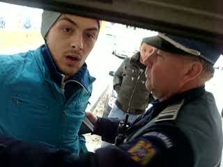 VIDEO. Consumatorii de etnobotanice, impiedicati de politisti sa-si cumpere drogul: "Ba, nu e voie!"