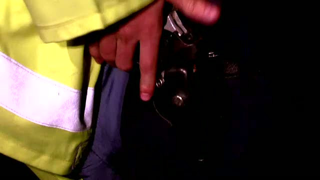 Scandalagiu impuscat de trei ori de colegul politistei pe care a injunghiat-o