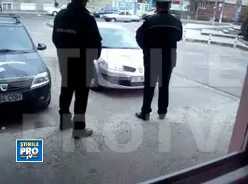 VIDEO. Consumatorii de etnobotanice, impiedicati de politisti sa-si cumpere drogul: