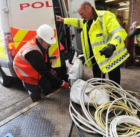 Doisprezece romani suspectati de furt de cabluri de cupru au fost retinuti in Franta si Elvetia