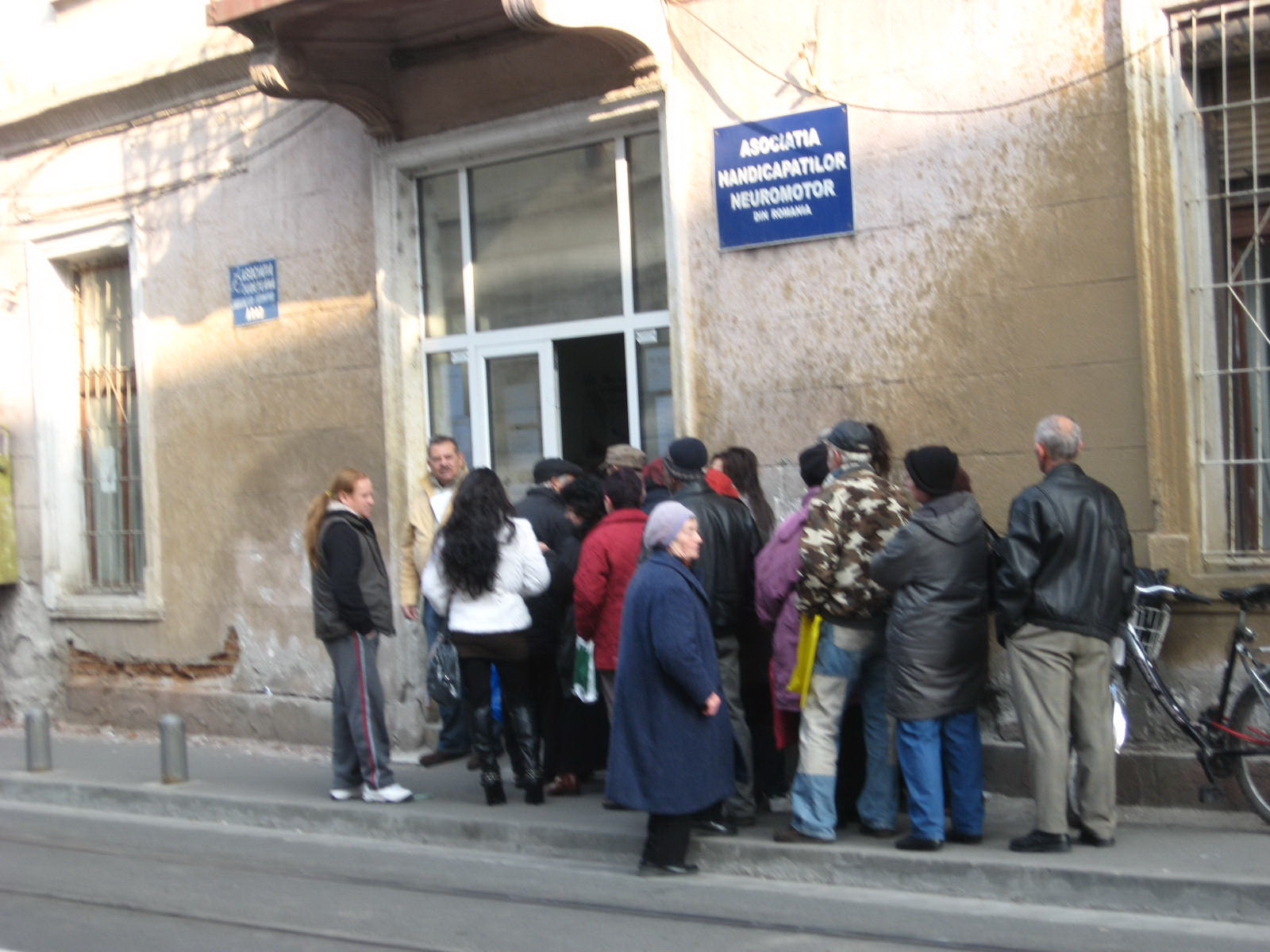 Isi cer in strada subventia la caldura. Zilnic, sute de aradeni stau la cozi sa-si depuna dosarele