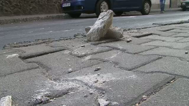 Baiat de 14 ani, lovit in cap de o bucata de tencuiala, chiar sub ochii parintilor