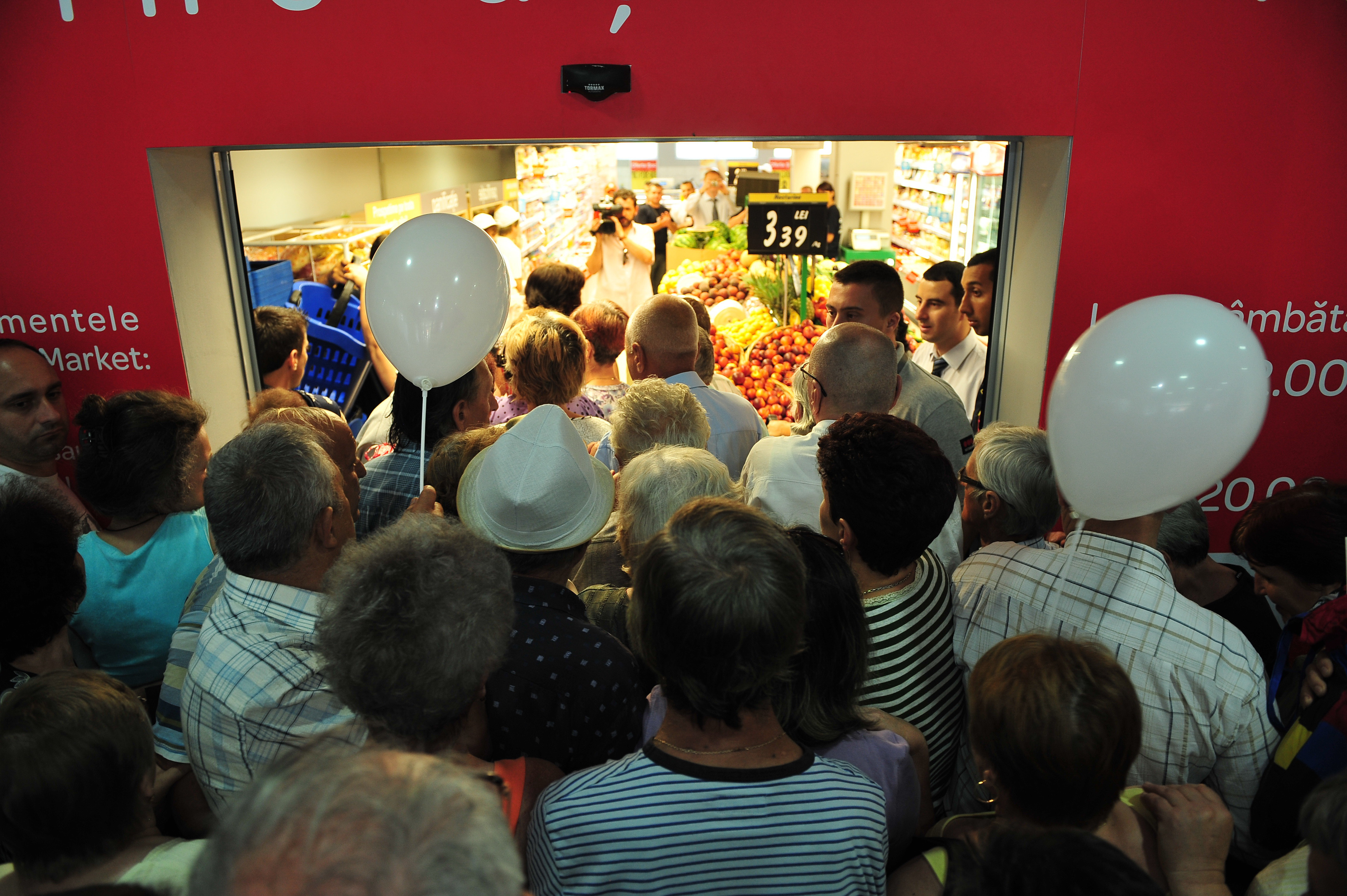 Hipermarketurile se extind, magazinele de bloc risca falimentul. "Pe o raza de 3km,scapa cine poate"