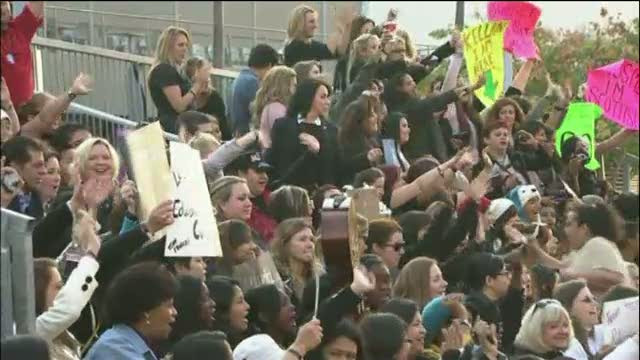 Filmul pentru care fanii au asteptat o saptamana in strada a avut premiera la Los Angeles