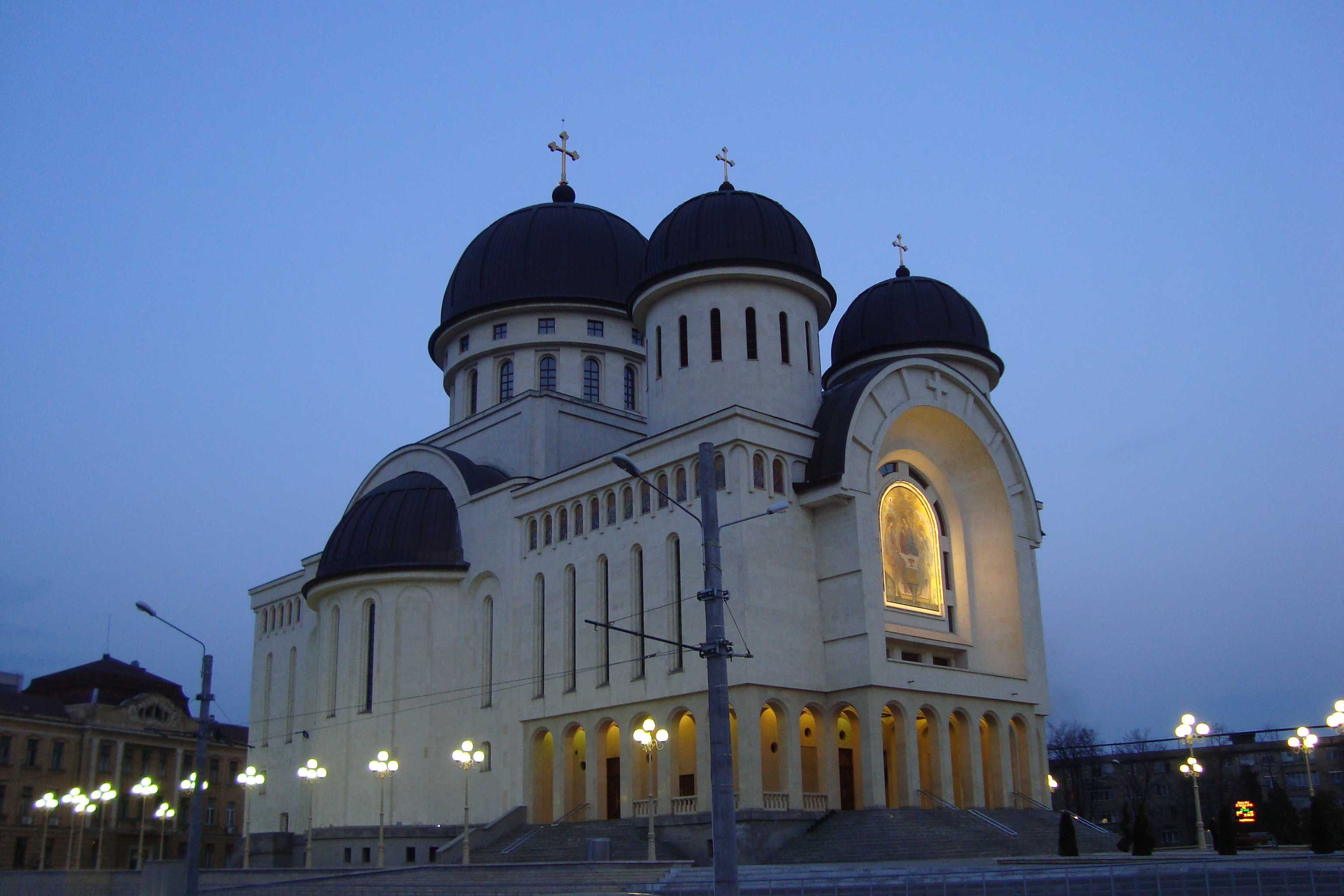 Rugaciune cu program. Catedrala din Arad isi intampina vizitatorii cu usile inchise la ceas de seara