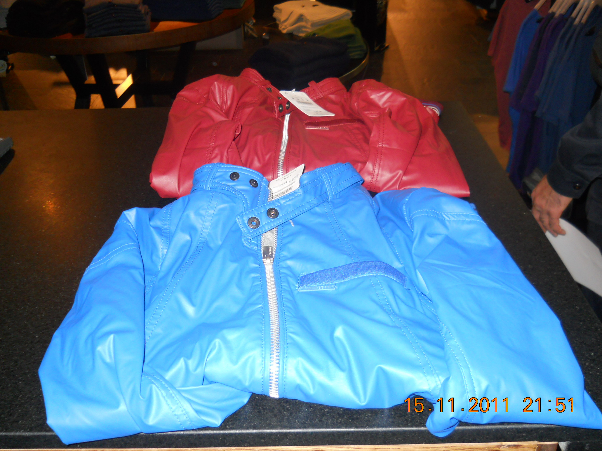 A pus pe el haine de iarna dintr-un supermarket si a plecat. Nu s-a oprit nici la casele de marcat