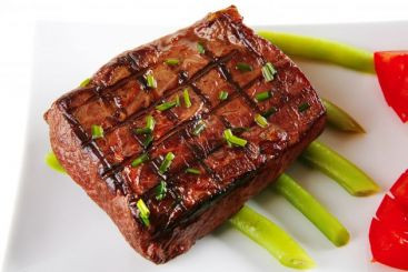 Oamenii de stiinta “coc” in laborator carnea artificiala. Ai da 250.000 de euro pe un hamburger?