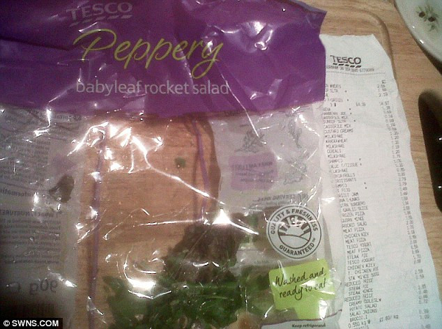 Ce a gasit o femeie in salata “proaspata” de la supermarket. Era cat pe ce sa o manance. FOTO