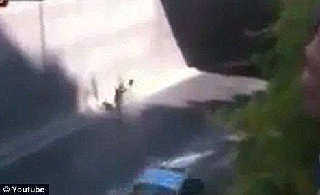 In viata lui nu va mai fura. Ce pedeapsa umilitoare i s-a aplicat in plina strada. VIDEO