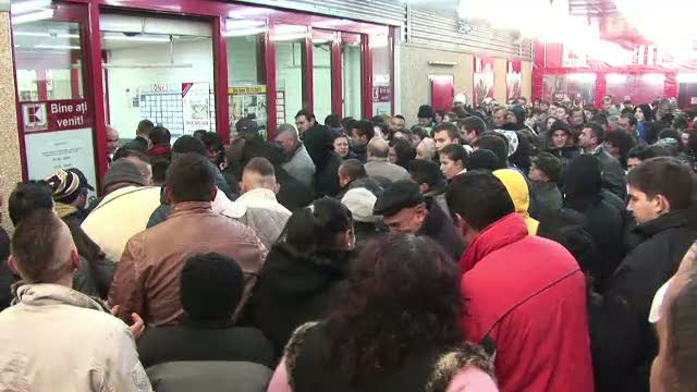 Lupte ca in Sparta pentru o promotie la supermarket. Oamenii au intrat cate 300 si au facut prapad