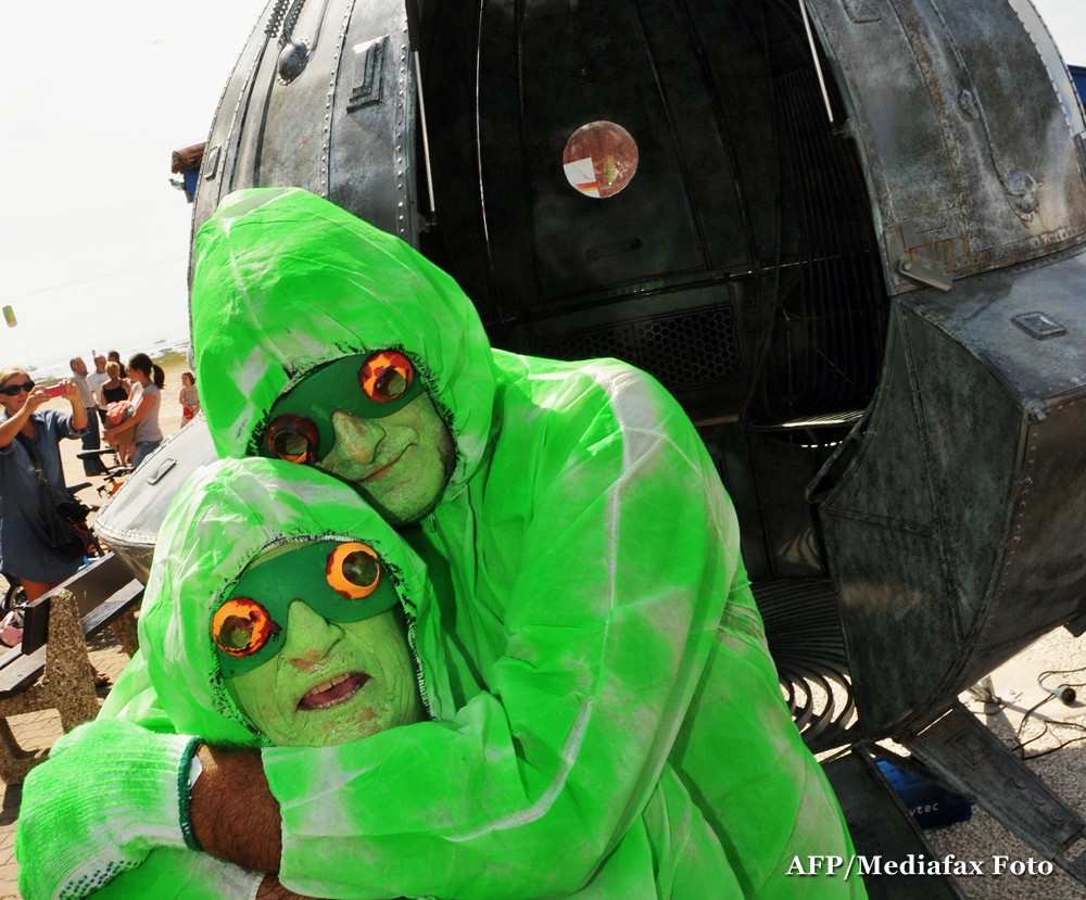 The Economist: Extraterestrii cumpara posete Louis Vuitton? Exporturile catre Marte