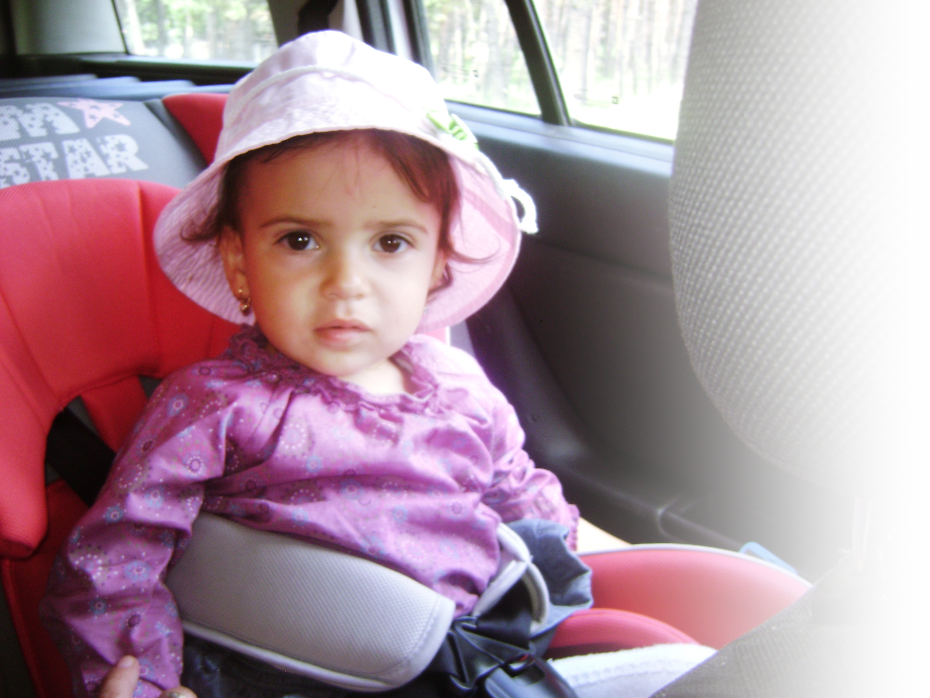 Mariuca a primit un diagnostic necrutator, dar cu totii o putem ajuta. Hai sa-i simtim copilaria