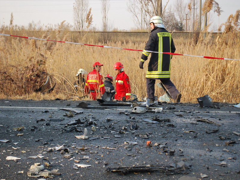 Un barbat a decedat si alti doi au fost raniti pe DN7. Circulaţie blocata intre Deva si Arad